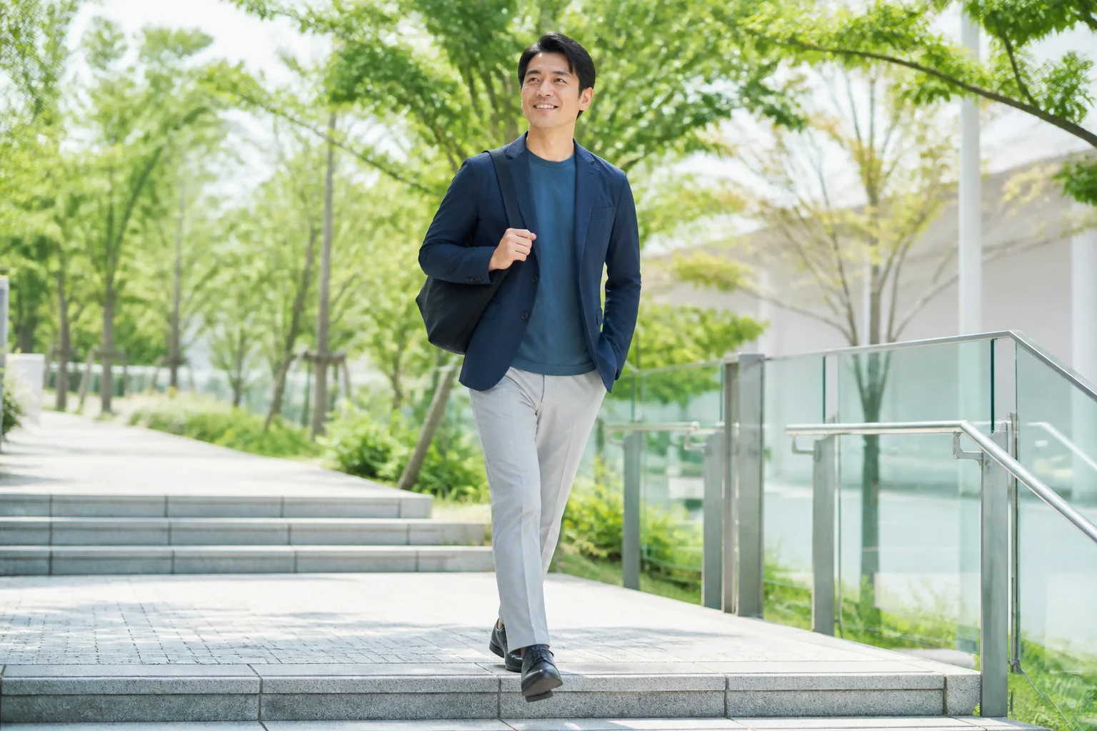 屋外の階段を軽快に歩く40代の男性